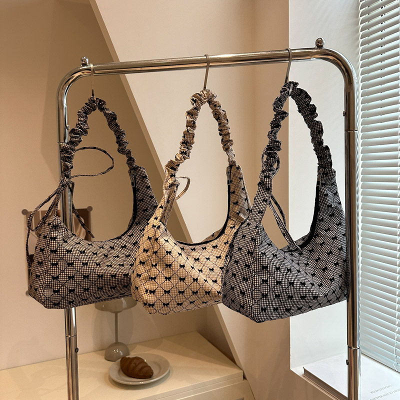 The checkered large bag is a new summer fashion bow underarm bag for women in 2025. It's a versatile large-capacity single-shoulder bag on Instagram Application Scenario