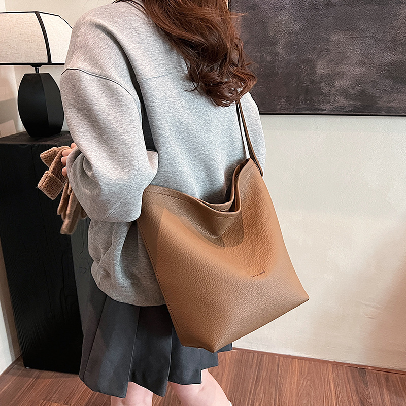 Retro soft leather bucket bag for women, 2024 new large-capacity commuter tote bag, high-end single-shoulder crossbody bag Application Scenario