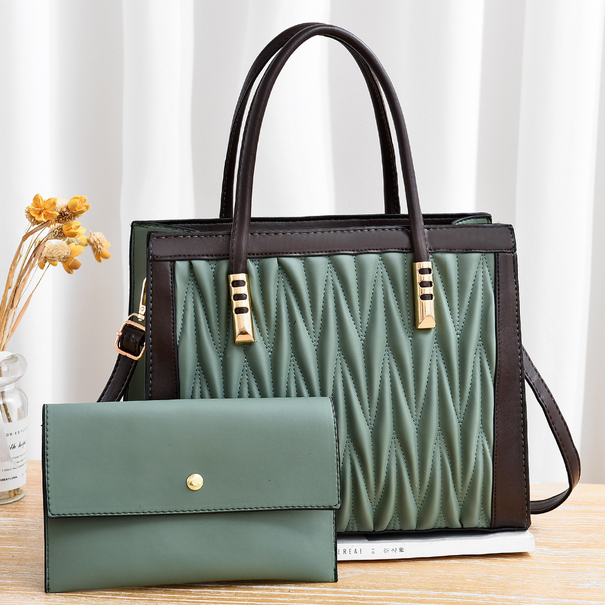 Ladies' bags, large-capacity bags, new mother-and-child bags, mom bags, fashion trend 2022, popular tote hand-held shoulder bags Application Scenario