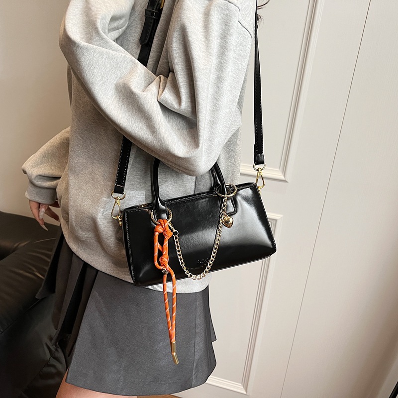High-end quality small bag for women, 2025 new Korean version versatile hand-held tote bucket bag, popular single-shoulder crossbody bag Application Scenario