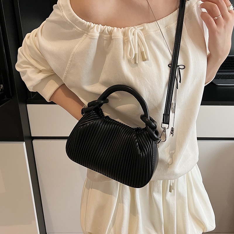 The 2025 new solid-color simple and casual design handbag for women is a trendy and fashionable pleated versatile single-shoulder crossbody bag Application Scenario
