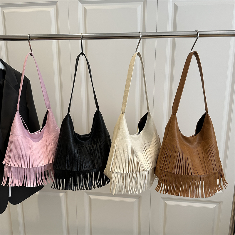 Cross-border Bag 2025 New Spring fringed single-shoulder bag, large-capacity commuting retro underarm tote bag Application Scenario