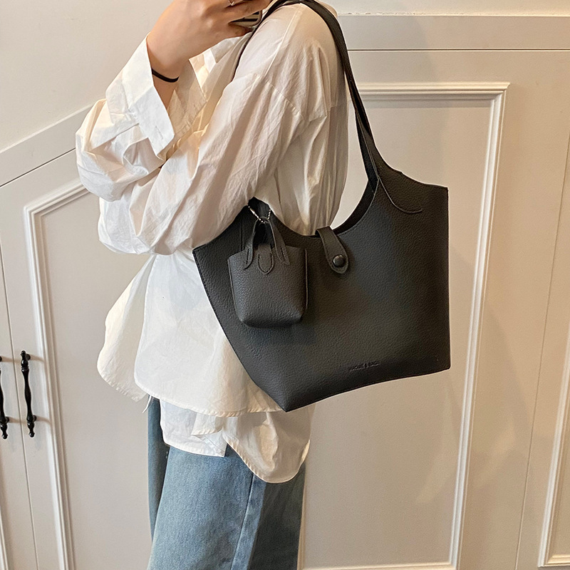 The 2025 new niche design hand-held large-capacity tote bag is a fashionable and versatile commuter single-shoulder underarm bag for women Application Scenario