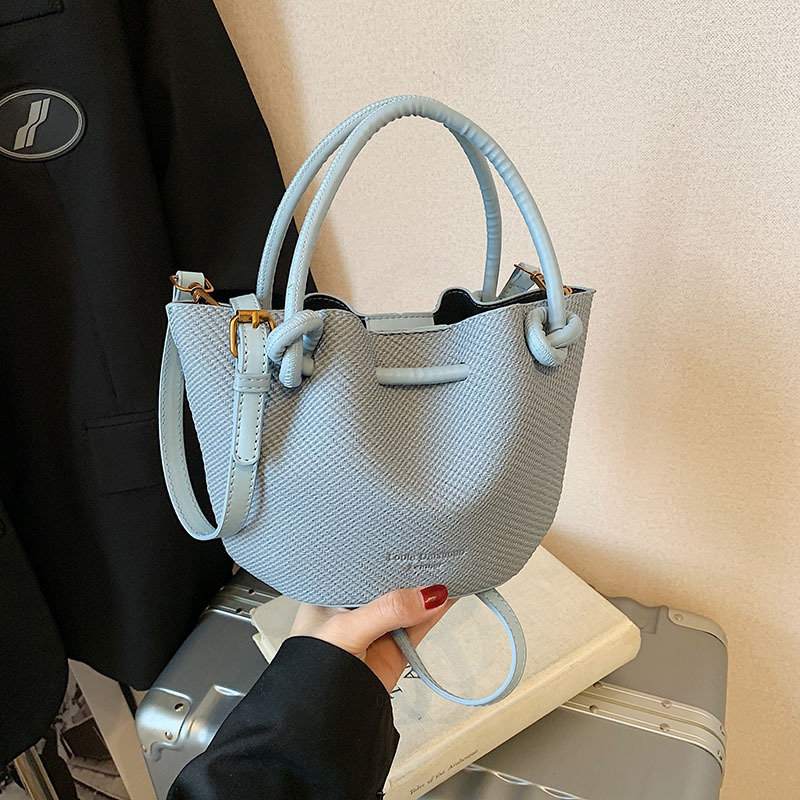 A new, niche design crossbody bucket bag for women in 2025, featuring a high-end, fashionable and stylish Korean-style commuter handbag Application Scenario
