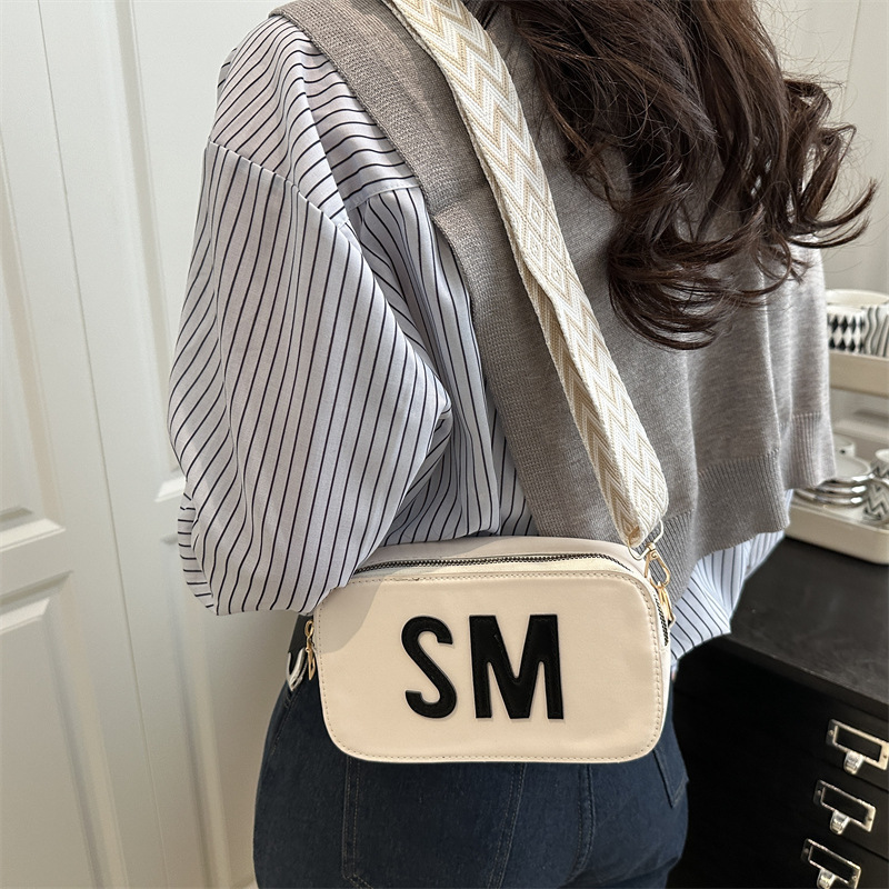 Korean-style texture camera bag, women's cross-border fashion single-shoulder bag, wide shoulder strap, stylish crossbody bag, square bag details Picture