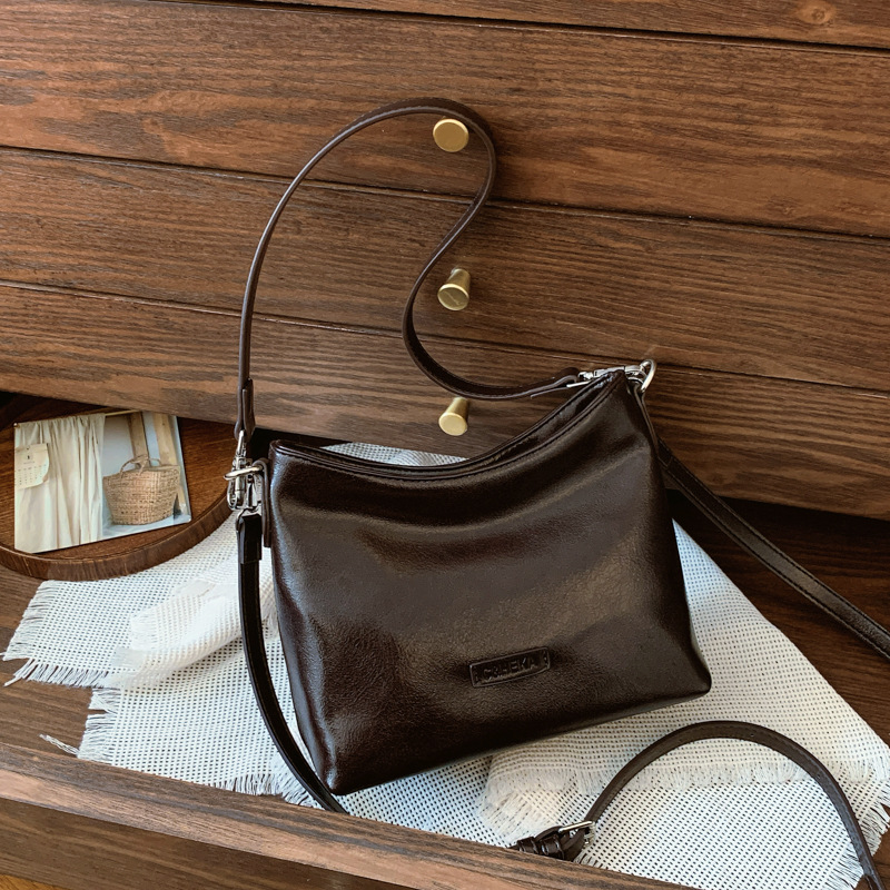 High-end texture simple bag for women 2024, fashionable and versatile, matte retro underarm bag, casual single-shoulder crossbody bag, trendy details Picture