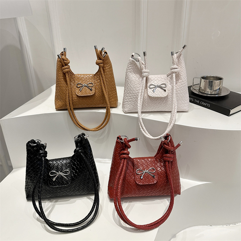 Large-capacity casual underarm bag 2025 new solid color fashionable Korean style simple bow single-shoulder crossbody women's bag Application Scenario