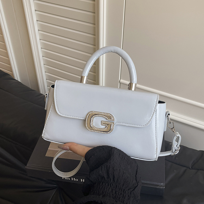 This year, trendy and stylish hand-held small square bags with Korean niche designs and single-shoulder crossbody bags have become popular across borders full figure