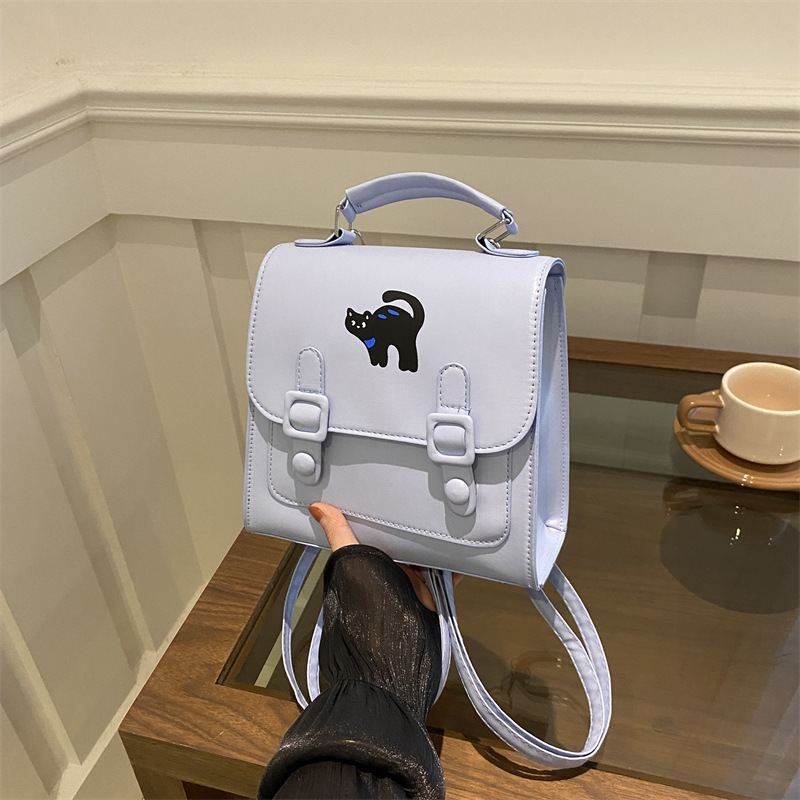 A niche design bag for women, a new autumn 2024 fashion and high-end small backpack for commuting, single-shoulder crossbody bag full figure