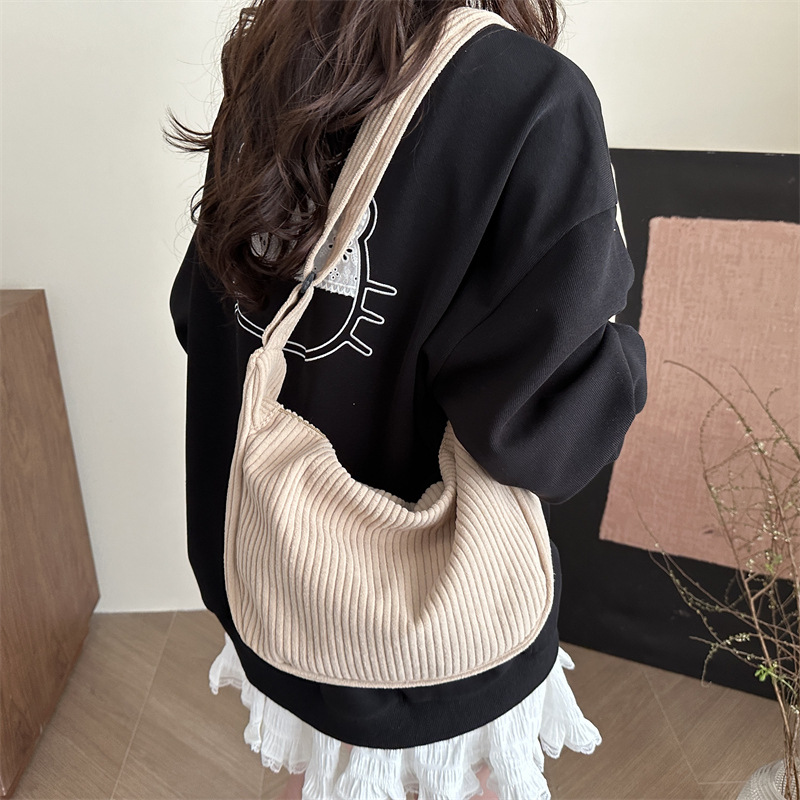 Spring 2025 New casual and versatile large-capacity crossbody bag for women's casual and versatile commuting dumplings details Picture