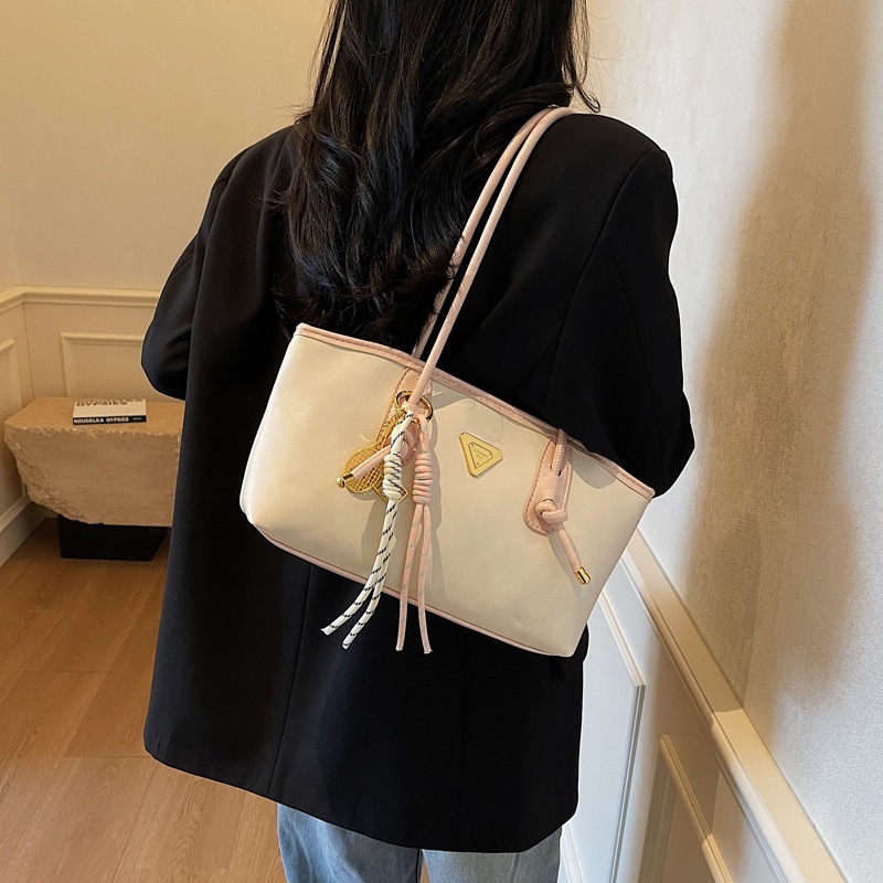 French retro underarm bag for women 2025 new style, fashionable and niche design, single-shoulder bag, versatile and large-capacity commuting bag Application Scenario