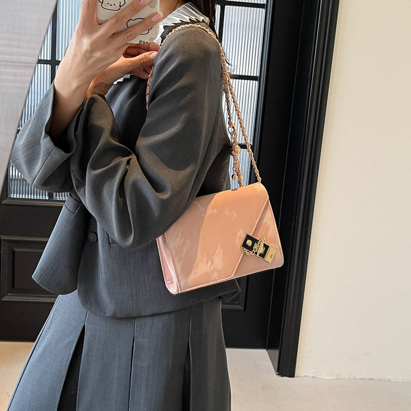 High-end chain bag for women, 2025 new style fashionable diamond-shaped small square bag, versatile retro casual single-shoulder crossbody bag Application Scenario