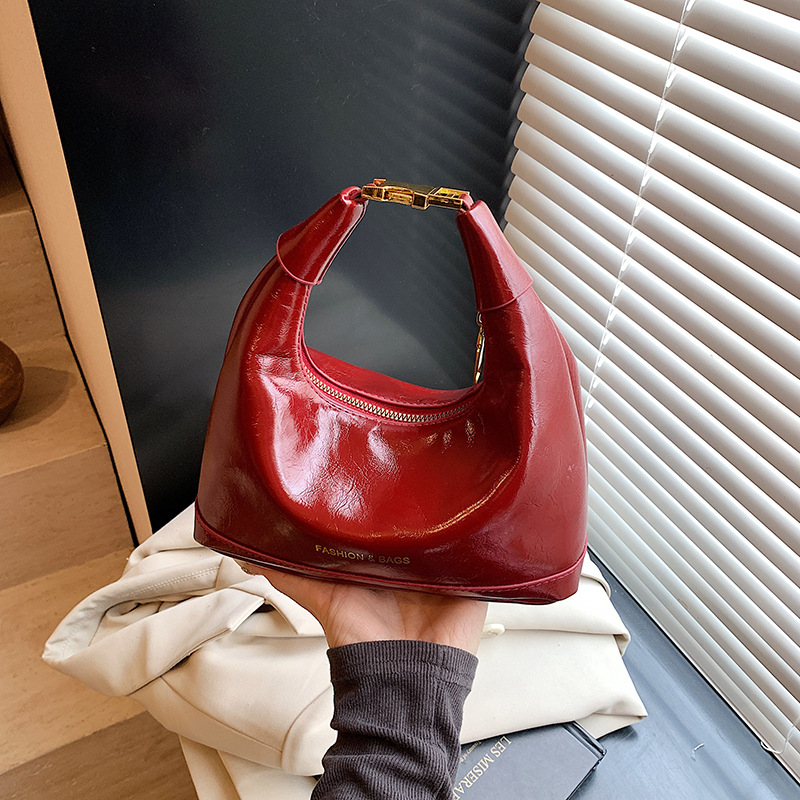A high-end retro and trendy handbag for women in 2025, a new niche and stylish single-shoulder bag, a casual and simple crossbody bag full figure