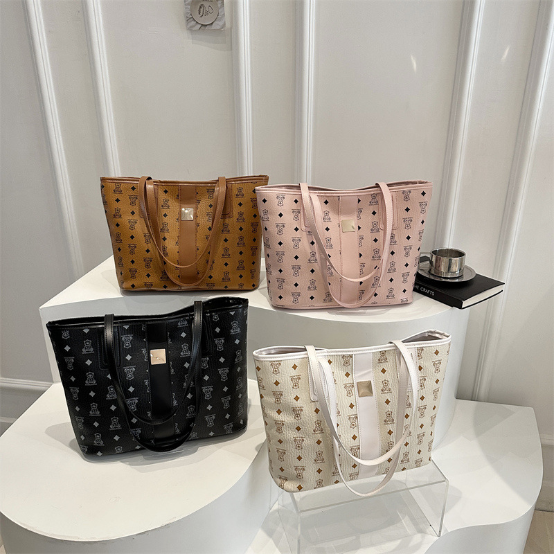 Fashionable large-capacity commuting bag for women, Spring 2025 new shopping bag, fashionable class commuting tote bag Application Scenario