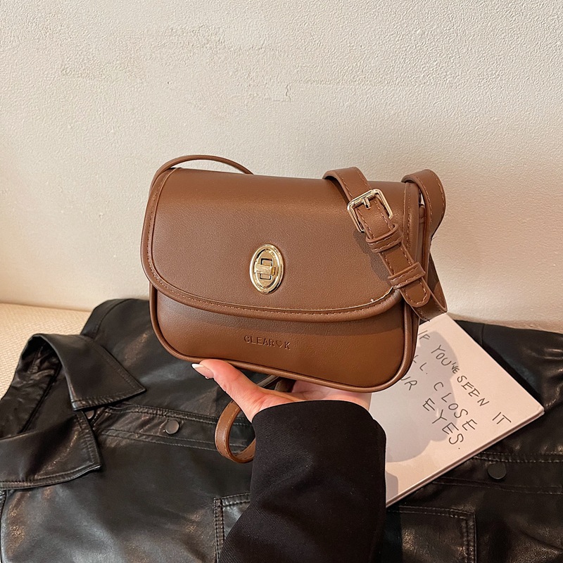 The new high-end, simple and casual single-shoulder bag of the fashionable saddle bag for women in 2025 features a niche design and is a versatile and trendy women's bag Specification drawing