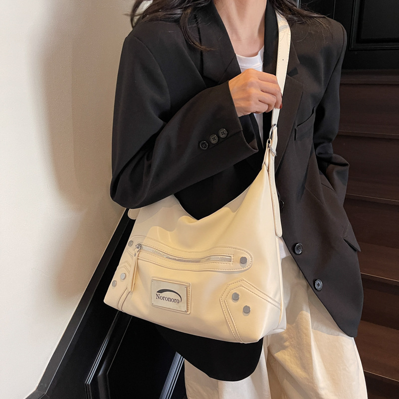 Large-capacity wide shoulder strap single-shoulder bag, 2025 new style fashionable and trendy rivet tote bag, high-end soft leather underarm bag full figure