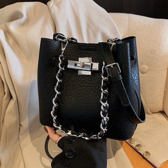 Cross-border 2025 New fashionable and versatile large-capacity women's single-shoulder crossbody chain bucket bag, a popular hit Application Scenario