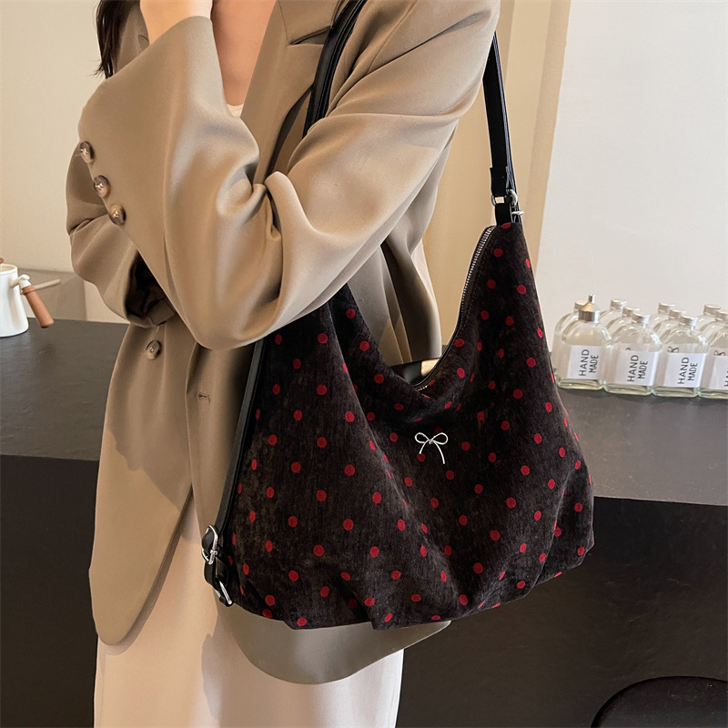 The 2024 new style of the niche artistic polka dot bow tote bag, a single-shoulder bag for class and a double-shoulder crossbody bag for commuting Application Scenario