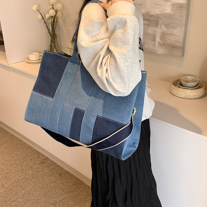 Large-capacity denim bag for women 2025 new niche single-shoulder underarm bag, trendy commuting tote bag Application Scenario
