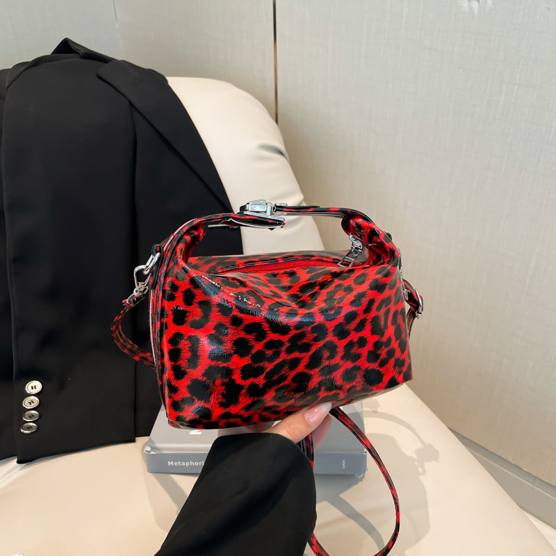 Fashionable and simple leopard print underarm bag 2025 new spring casual retro women's single-shoulder small square bag full figure