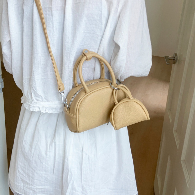 A high-end, niche design crossbody bag for women, a new summer 2025 fashion and versatile handbag, a stylish and simple single-shoulder bag Specification drawing