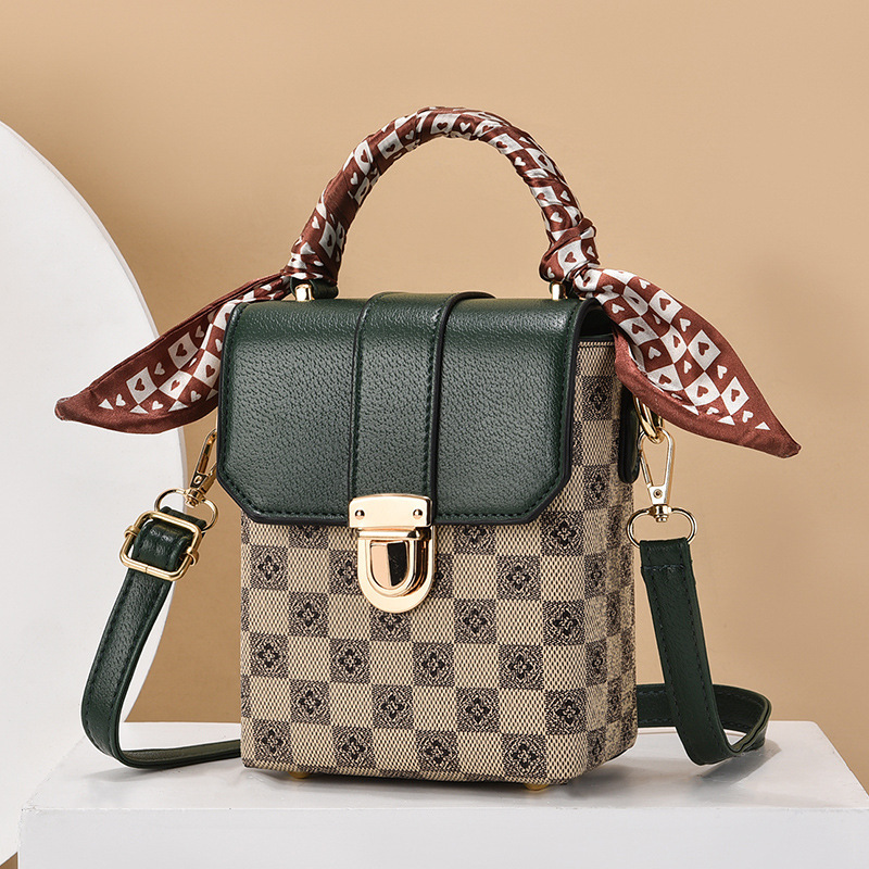 A versatile checkered European and American hand-held women's single-shoulder bag for autumn and winter, a new mini crossbody bag Application Scenario