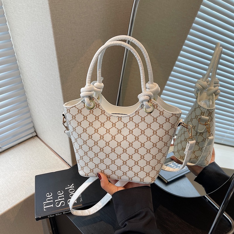 European and American single-shoulder bag, crossbody bag, 2025 new style, trendy and versatile bucket bag, French retro underarm women's bag full figure