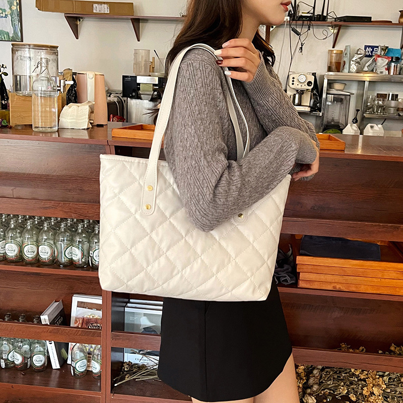 New cross-border trendy and fashionable women's bag, large-capacity underarm single-shoulder bag, casual and simple crossbody versatile commuter tote bag details Picture