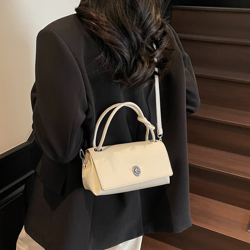 A versatile hand-held small square bag for 2025, a simple and fashionable single-shoulder underarm bag, a simple and casual crossbody bag Specification drawing