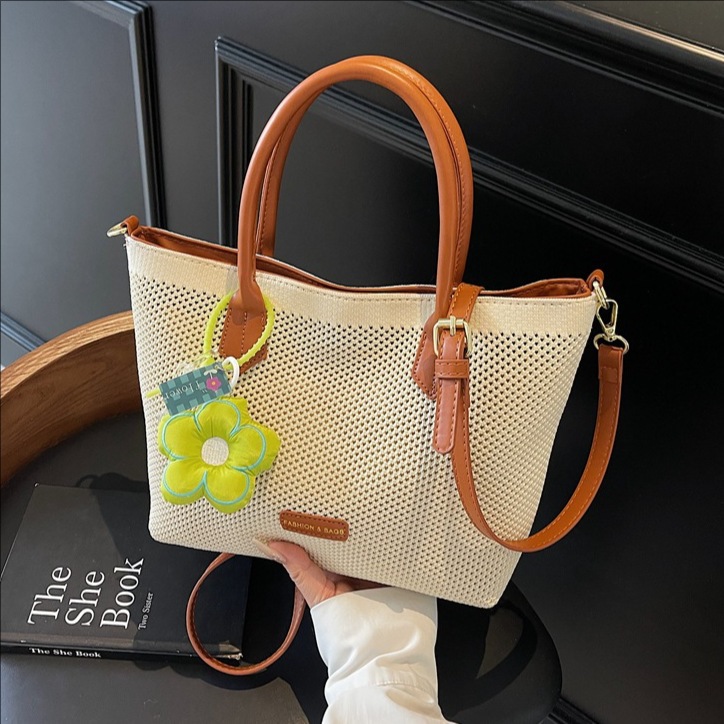 2025 New style straw woven large-capacity bucket bag, women's hand-woven commuting, seaside and beach vacation single-shoulder crossbody bag full figure