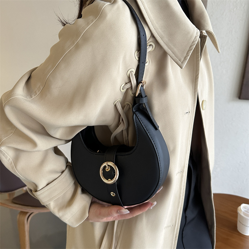 Korean style popular women's bag, retro and fashionable handbag, fashionable lychee pattern crescent bag, simple underarm single-shoulder crossbody bag Application Scenario