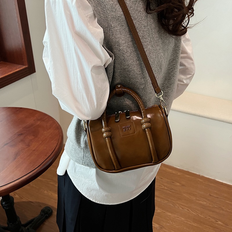 A stylish and casual single-shoulder bag from 2025, a trendy and versatile Korean style with a high-end feel, a small square bag and a simple crossbody bag Application Scenario