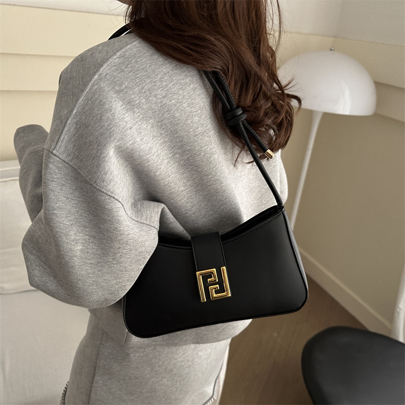 This year, the popular casual retro underarm bag is the new spring 2025 Korean-style niche fashion commuting single-shoulder crescent bag Specification drawing