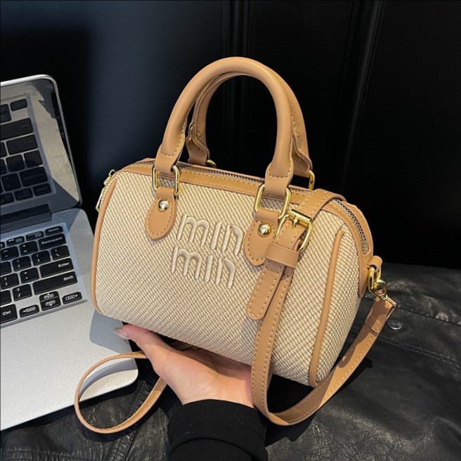 Retro letter niche design hand-held pillow bag for women 2025 new style, fashionable and high-end, versatile single-shoulder crossbody bag full figure
