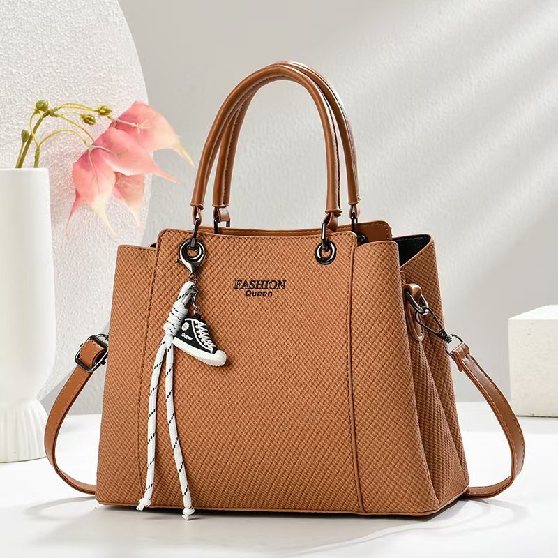 High-end fabric texture women's bag, 2025 new crossbody mom bag, large-capacity handbag, high-end middle-aged women's bag Application Scenario