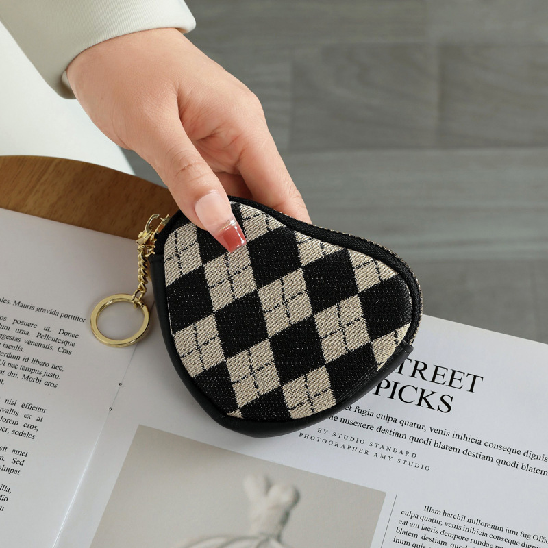 New fashionable checkered coin purse, mini short wallet, heart-shaped small portable keychain coin purse card case Application Scenario