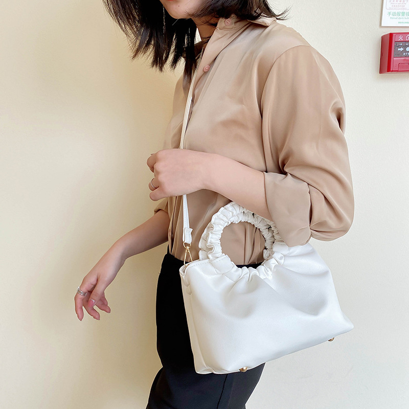 Simple single-shoulder small bag, stylish women's bag 2023 new trendy and fashionable crossbody bag, women's hand-held cloud bag Specification drawing