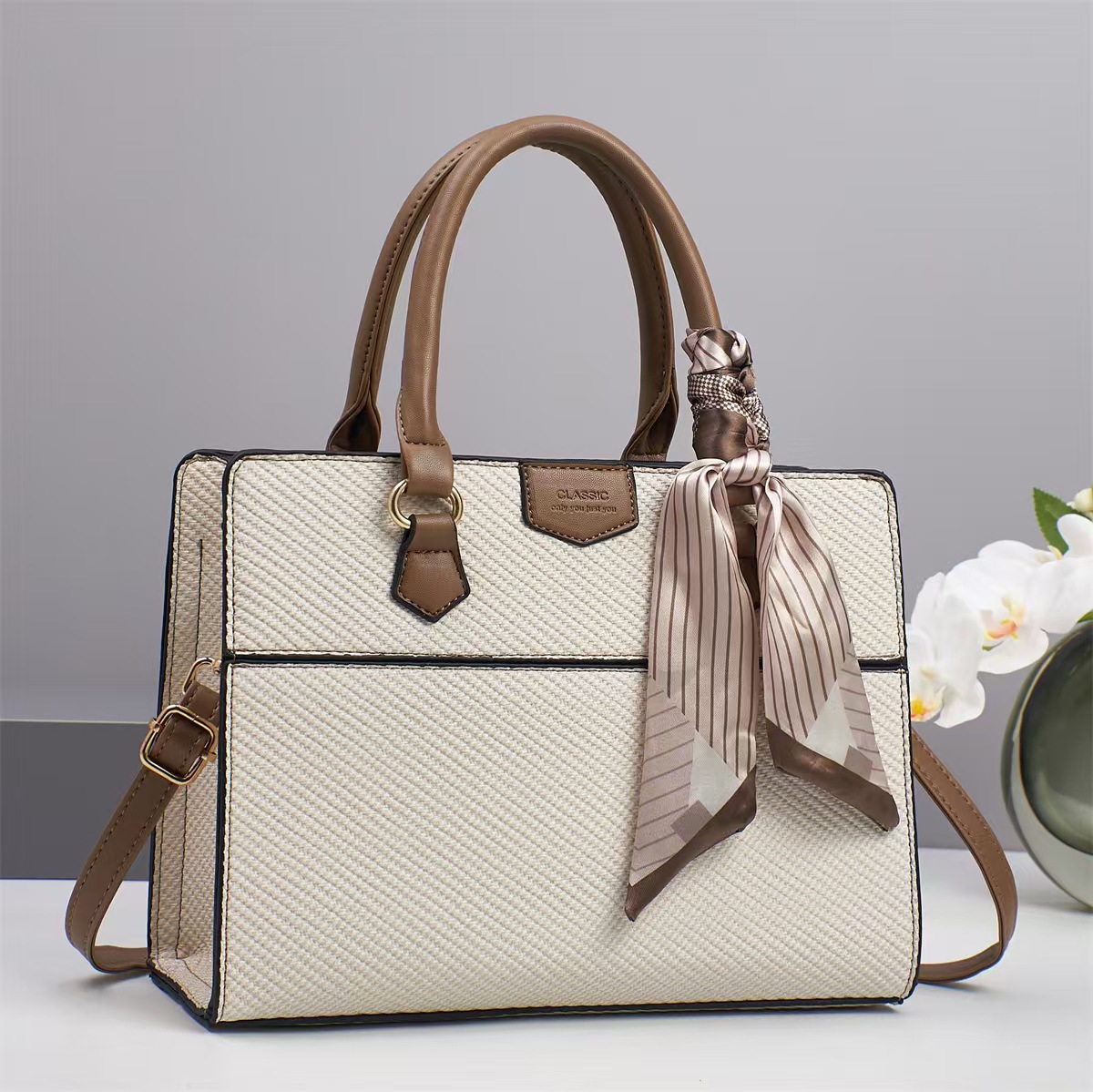 The 2025 summer collection of stylish crossbody handbags from our manufacturer offers a new large-capacity bag for direct mail for international trade, which is trendy and simple for ladies Application Scenario
