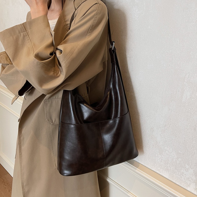 Tote bags for women 2024 New style, trendy and high-end commuter underarm bag, large-capacity single-shoulder bag for women, large crossbody bag Application Scenario