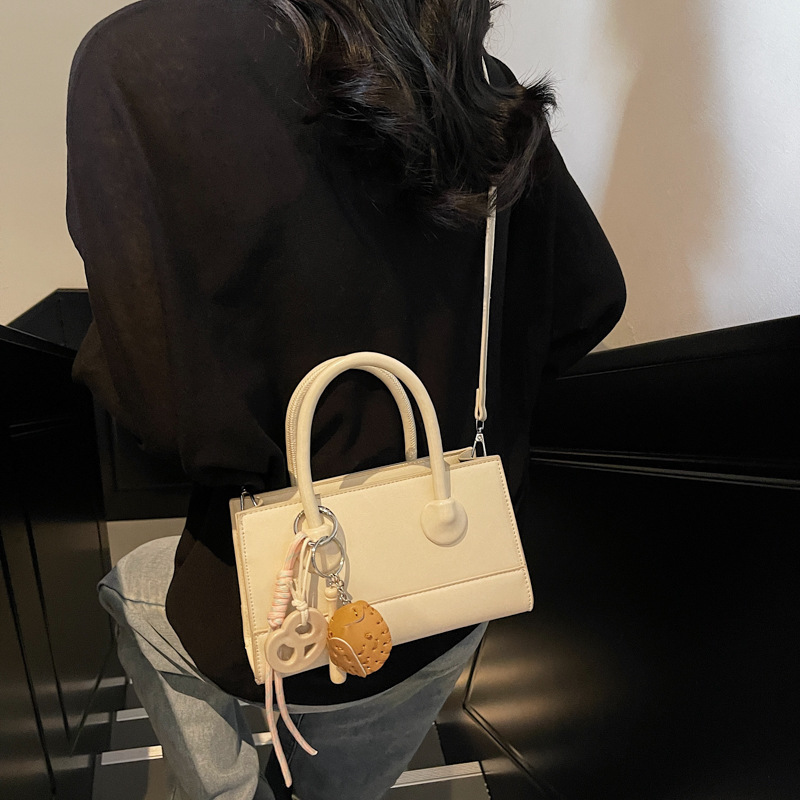 The Korean style Instagram simple and stylish small bag for women 2025, a new hand-held small square bag, is fashionable and versatile for commuting crossbody Application Scenario