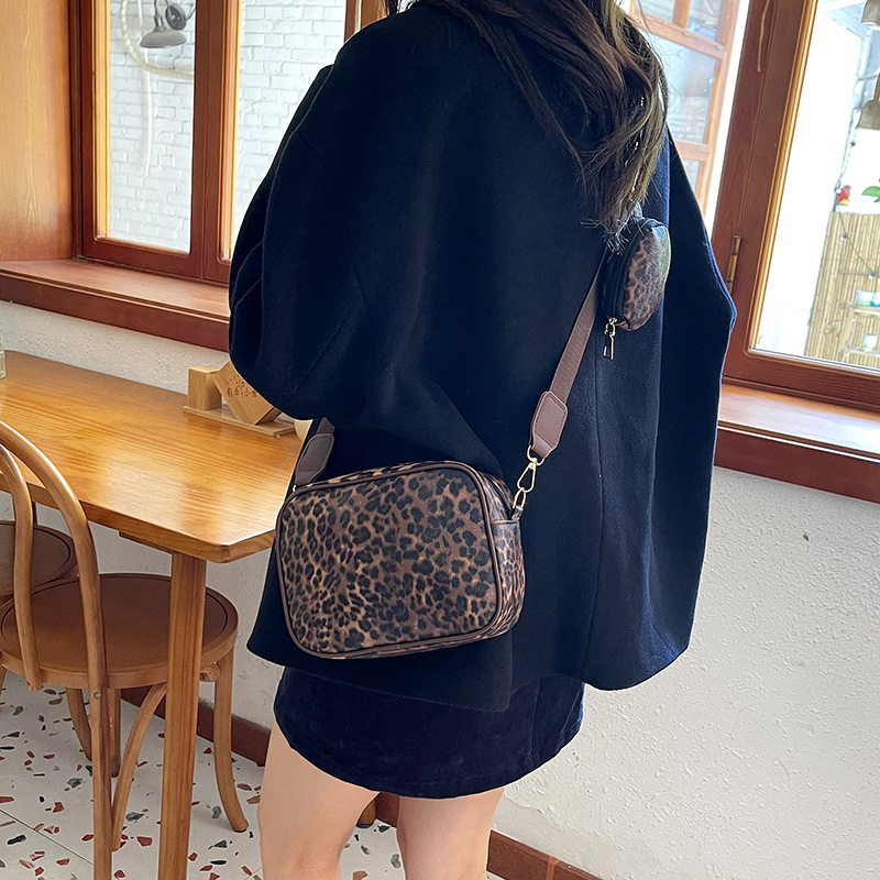 New leopard print makeup handbag, large-capacity multi-functional single-shoulder bag, 2024 autumn and winter commuting crossbody bag details Picture