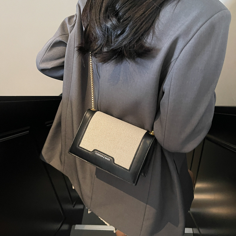 A new Spring 2025 fashion chain single-shoulder crossbody bag, a versatile and stylish underarm bag, and a small square commuting bag details Picture