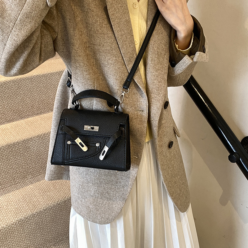 The new 2024 trendy and fashionable crossbody bag, hand-held small square bag and Kelly bag, are all versatile for women in autumn Specification drawing