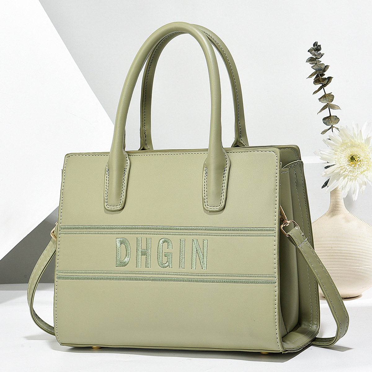 2024 New style of foreign trade handbag, single-shoulder bag for women, stylish, casual, large-capacity, embroidered bag for commuting and working ladies Application Scenario