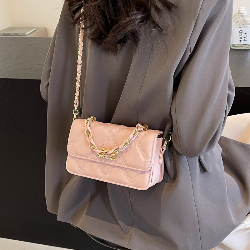 This year, the diamond-shaped chain small bag is in vogue. It's a trendy and versatile crossbody bag for women in the summer of 2025, with a high-end feel details Picture