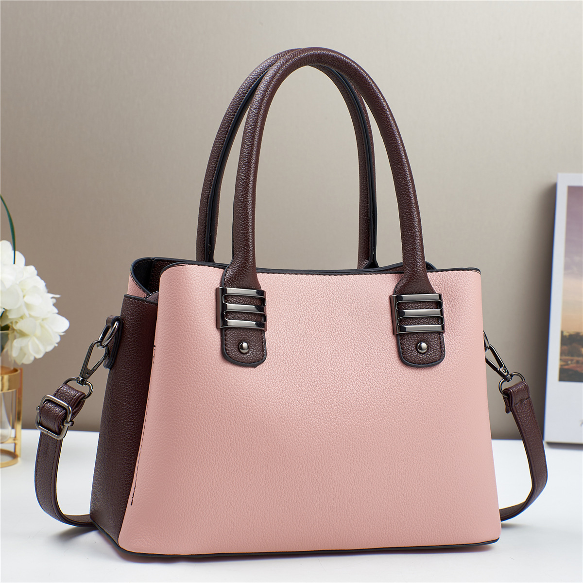 For Mother's Day, give your mom a high-quality commuting large-capacity women's bag. 2024 new style casual and elegant handbag, single-shoulder crossbody Application Scenario