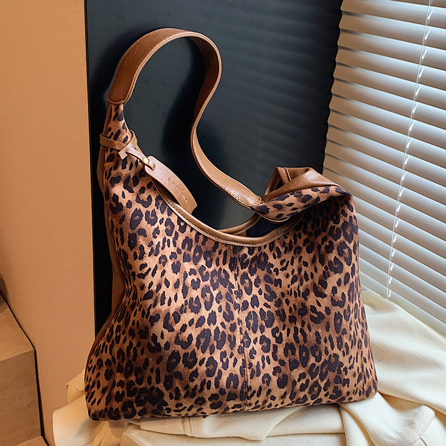 This year, the leopard print large-capacity commuter tote bag is in vogue. The new 2024 trendy and versatile single-shoulder bag is a must-have for women full figure