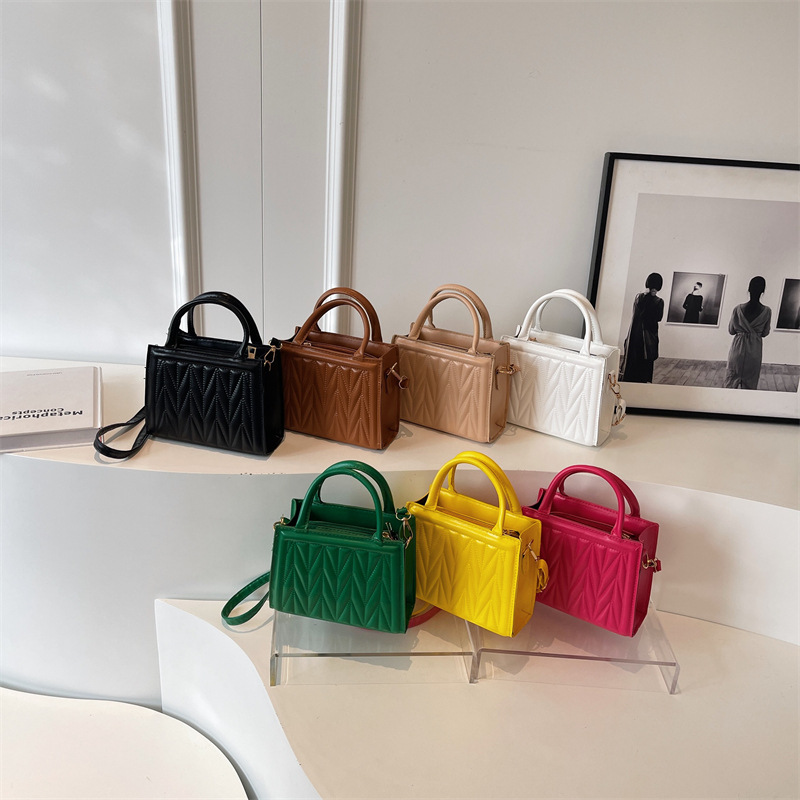 Fashionable and textured pleated women's bag 2023 winter new solid color handbag, stylish commuting single-shoulder crossbody bag Application Scenario