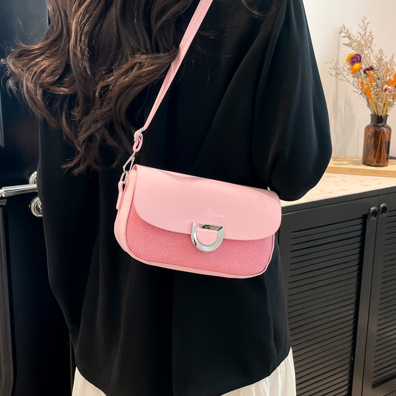 A new 2025 stylish and versatile crossbody bag for women with a Korean-style texture, a small square bag for commuting to work details Picture