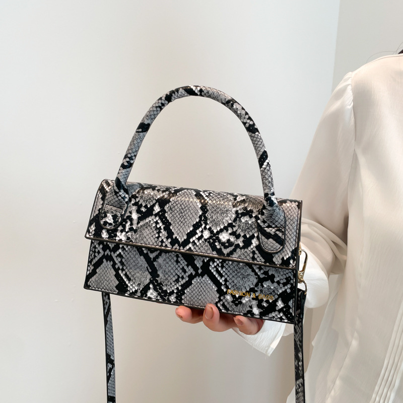 Fashionable, individual, trendy and casual hand-held small square bag for women, a new summer 2025 trendy, simple and stylish single-shoulder crossbody bag Application Scenario
